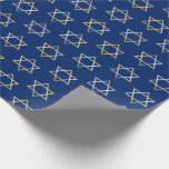 För davidsstjärnamönster för Faux guld- blått Presentpapper<br><div class="desc">Sjalen dina gåvor utformar in denna julhelg med vår elegant Hanukkah som slår in papper. Denna enkla men chic design presenterar en blåttbakgrund med fauxen som den guld- stjärnan av Davids upprepade in i ett mönster. Designat vid konstnär© Susan Coffey.</div>