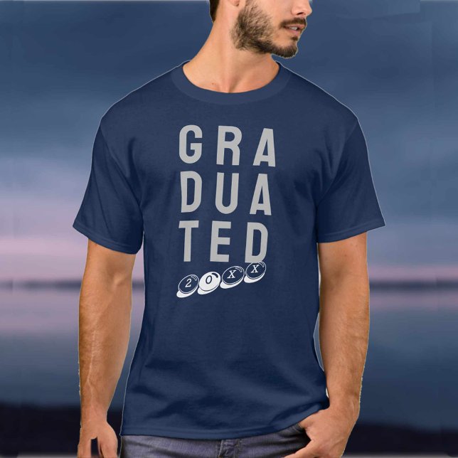 För de nyligen examinerade. En examens-T-shirt T Shirt (Skapare uppladdad)