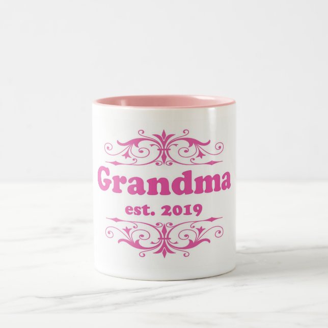 För detta Speciell, "Grandma 2019" Två-Tonad Mugg (Center)