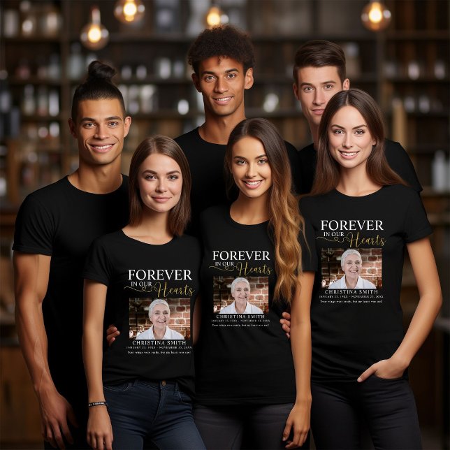 För evigt i våra hjärtan Begravningsfoto Minnes- T T Shirt (Skapare uppladdad)