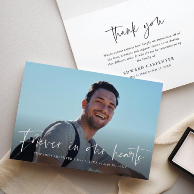 För evigt i våra hjärtan Begravningsminne Tack Kort (Modern script forever in our hearts folded photo memorial thank you card.)