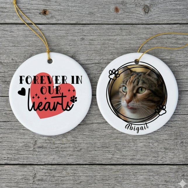 För evigt i våra hjärtan Röd Grafik Julgransprydnad Keramik (Forever in our hearts pet memorial ornament — thoughtful Christmas gift idea for the cat dad)