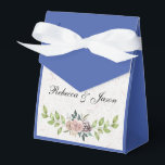 För evigt - Två hjärtan - En kärlek  Presentaskar<br><div class="desc">Denna bröllopsdesign har en delikat blomsterkant på en vit präglad pappersbakgrund. Den romantiska designen är perfekt för ett vår- eller sommarbröllop,  och den subtila användningen av blommor ger en touch av elegans till det övergripande utseendet.</div>