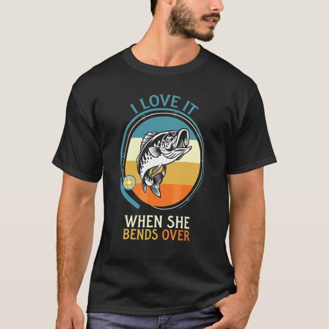 För fiskaren i Kärlek när hon lägger sig över fisk T Shirt (Framsida)