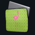 För Flamingolimefrukt för Monogram rosa grönt Laptop Fodral<br><div class="desc">En gåva som presenterar en illustration av en rosa flamingosilhouette över en bakgrund för limefruktgröntquatrefoil.  Personifiera med din kända insida cirklar på flamingos förkroppsligar.</div>