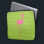 För Flamingolimefrukt för Monogram rosa grönt Laptop Fodral<br><div class="desc">En gåva som presenterar en illustration av en rosa flamingosilhouette över en bakgrund för limefruktgröntquatrefoil.  Personifiera med din kända insida cirklar på flamingos förkroppsligar.</div>