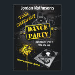För födelsedagdans för stads- Grunge 16th inbjudan<br><div class="desc">Denna höft och edgy för födelsedagdans för svart och för gult 16th inbjudan för party, perfekten för en pojke eller flicka, har en kall silverrekordturntable, högtalare som förse med en hulling - binda och kedja anknyter looken som fäktar över en mörk horisont med grafittistilsprutmålningsfärg på den. Baksidaen har en FAUX...</div>