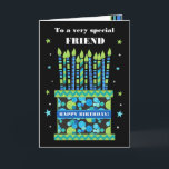 För Friend Birthday Cake med ljus Card Kort<br><div class="desc">Ett lysande födelsedagskort för din vän, med många mönstrade ljus på en födelsedagskalas. Ord, "Till en mycket speciell FRIEND", står längst upp på framsidan i ett vitt bokstäver på den svarta bakgrunden. Det finns ett blått band runt kakan med "GRATTIS PÅ FÖDELSEDAGEN!" också i vitt. Små blå, grönt och vita...</div>
