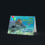 För Friend Birthday Fish Redo till Party Kort<br><div class="desc">Du är en i en GILL-jon! På ett hälsningskort för en vän finns framsidan av en fisk som håller ballonger med fenan och blåser en bullerproducent i party. Den har också en kamouflage fisketthatt med fiskeluber fastspända. Anpassa den undre texten på omslaget som du vill. Art, bild och versell copyright...</div>