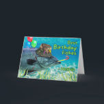 För Friend Birthday Fish Redo till Party Kort<br><div class="desc">Du är en i en GILL-jon! På ett hälsningskort för en vän finns framsidan av en fisk som håller ballonger med fenan och blåser en bullerproducent i party. Den har också en kamouflage fisketthatt med fiskeluber fastspända. Art,  bild och versell copyright © Shoaff Ballanger Studios,  2024.</div>