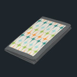För geometriskt Trifold plånbok Starbursts för<br><div class="desc">Vintage. Geometrics. Starbursts. Om du älskar några av den ord, är denna Trifold plånbok för retro geometriskt Starbursts för vintage nylon för dig. Denna moderna design för det mitt- århundradet presenterar en kräm- bakgrund med ror av turkos, limefruktgrönt, orangen och krickastarbursts. Denna moddesign parar beautifully med den konstiga lite lök...</div>