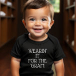 För grammet Baby T Shirt<br><div class="desc">Den här baby t-tröjan är söt av sig själv eller bärs under en söt jacka, flanell eller sötare. "Att ha det för "Gram" på framsidan gör baby till en mediemodell för social.</div>