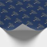 För Hanukkah för Faux guld- blått för mönster Presentpapper<br><div class="desc">Sjalen dina gåvor utformar in denna julhelg med vår eleganta Hanukkah gåvasjal. Denna enkla men chic design presenterar en marinblå bakgrund med guld- menoror för fauxen upprepade in i ett mönster. Designat vid konstnär© Tim Coffey och Susan Coffey.</div>