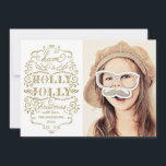 För julhelgdagar för chic järnek Jolly kort för<br><div class="desc">Elegant modernt julfotokort som presenterar ditt favorit- familjfoto. Illustrerat med beige guld- krusidullar, virvlar runt och vintagetypografistil på en vitbakgrund. Finare och snyggten, läser den "har Jolly jul för en järnek" med en modern finare att skriva. Överför det varmmaste önskemål till familjen och vänner med detta älskvärda kort. *** BEHAR...</div>