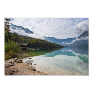 För kabin Bohinj tillsammans med sjö i Slovenien Fototryck
