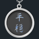 För KanjiCalligraphy för Serenity japanskt symbol Silverpläterat Halsband<br><div class="desc">För mer något liknande detta, besök Härom design: Kanji är de adoptiv- logographic (eller ideaographic) kinesiska teckenen som används i det moderna japanska handstilsystemet. Japanen benämner "kanji" för de kinesiska teckenen betyder "Han tecken" och är formligen det samma skriftligt benämner i det kinesiska språket för att se till teckenhandstilsystemet "hanzi.",...</div>