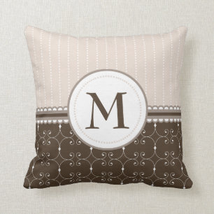 För kräm- mönster för Monogram beigebrunt för Kudde