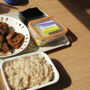 För lila av lunchkalkens gult klistermärke
