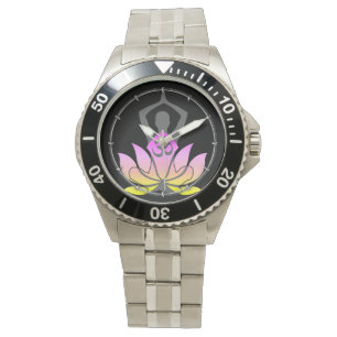 För lotusblommablomma för OM Namaste poserar Armbandsur