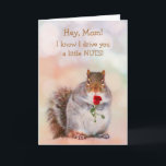 För Mamma Funny Squirrel Birthday Kort<br><div class="desc">Tur bild av en ekorre som håller en röd ros för Mamma födelsedag. Klassiskt humor på ett roligt-kort kan du anpassa. Image ©Christine Greenspan</div>