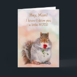 För Mamma Funny Squirrel Birthday Kort<br><div class="desc">Tur bild av en ekorre som håller en röd ros för Mamma födelsedag. Klassiskt humor på ett roligt-kort kan du anpassa. Image ©Christine Greenspan</div>