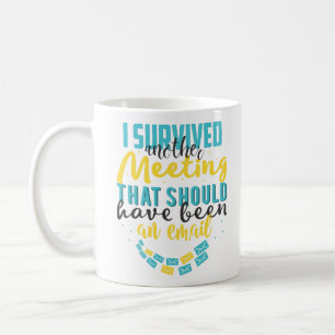 För medarbetaremöte för färgrik typografi roli kaffemugg