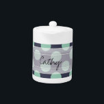 För Mintgrönt för monogramen pricker den marinblåa<br><div class="desc">För marinblå pricker den chic polkaen Mintgrönt för monogramen mönster. Trendiget, roligt som, är gulliga, flickaktigt, den modern, marinblå och för minten gröna polkaen för snyggten, pricker mönster med mintgröntpolka dots mot en marinblå bakgrund. Designen inkluderar en genomskinlig vitfönsterram som kan skräddarsy med ditt monogram eller namn. Personifiera den vidare,...</div>