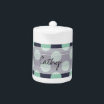 För Mintgrönt för monogramen pricker den marinblåa<br><div class="desc">För marinblå pricker den chic polkaen Mintgrönt för monogramen mönster. Trendiget, roligt som, är gulliga, flickaktigt, den modern, marinblå och för minten gröna polkaen för snyggten, pricker mönster med mintgröntpolka dots mot en marinblå bakgrund. Designen inkluderar en genomskinlig vitfönsterram som kan skräddarsy med ditt monogram eller namn. Personifiera den vidare,...</div>