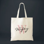För monogrambröllopsresa för korall rosa WIFEY Tygkasse<br><div class="desc">För monogrambröllopsresa för kol rosa WIFEY tote bags. Flott budget- totebag med stilfull calligraphytypografi. Det gulliga giftermål som är åtfölja för den nya fru, bruden som är, nygift personkvinnor och ny giftaflickor Etc., kan också vara använda som personalizable brudtärnatote bags för lagbrud. Gör ditt eget för brudtärnor, brudtärnan, maid of...</div>