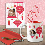 För Mor Anpassningsbar Photo Red Retro-prydnadsför Helgkort<br><div class="desc">Skicka en anpassningsbar fotoröd återgivning till mor med din helgdag önskan. Anpassa grund-dekoratet med namn eller lämna det som Mor eller mamma. Den röda prydnaden och strängarna står framför rosa snöflingor på vit bakgrund.</div>
