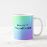 För närvarande med regnbåge- Funny Mug Kaffemugg<br><div class="desc">Perfekt för den som skjuter saker mot senare,  lol. Designad i en vacker stat i Washington,  USA,  av en oberoende frilansande konstnär.</div>
