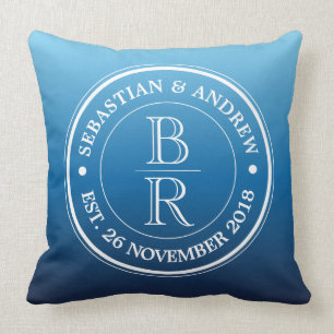 För Ombre för Monogramlogotypblått bröllopsdag bög Kudde