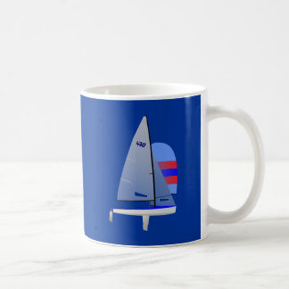 För segelbåtonedesign för 470 tävla OS:en Kaffemugg