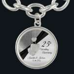 För silverbröllopsdag för söt 25th minnessak armband<br><div class="desc">Personifiera berlock. 25th Försilvra bröllopsdagminnessaken. ⭐ denna produkt är anpassadet 100%. Diagram och/eller text kan tillfogas, borttaget, flyttat, resized, ändrande omkring, roterande, etc.…, 99% av min designer i mitt lager göras i lagrar. Detta gör det lätt för dig att resize och flyttning diagrammen och texten omkring, så att den ska...</div>