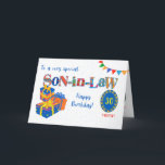 För son i juridik, Anpassningsbar Age Birthday Gif Helgkort<br><div class="desc">Ett kort för en svärson med en ljusstark färgad, ord-konst, med färgstarka buntar och gåvor och en blå ovalform, omgiven av stjärnor, där du kan skriva mottagarens ålder. Hälsning är "Till en mycket speciell svärson!" med det överdimensionerade breven av "svärson-in-Law" fylld med färgat mönster, allt på en lätt texturerad vit...</div>