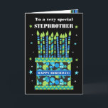 För Stegbror Födelsedagstårta med Ljusstakar Kort<br><div class="desc">Ett ljust födelsedagskort till din styvbror, med massor av mönstrade ljus på en födelsedagstårta. Överst på framsidan står orden "Till en mycket speciell STYVBROR" med vit text på svart bakgrund. Det finns ett blått band runt tårtan med "GRATTIS PÅ FÖDELSEDAGEN!" också i vitt. Små blå, gröna och vita stjärnor är...</div>