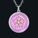 För stjärnaMandala för *~* stark glödande rosa Silverpläterat Halsband<br><div class="desc">halsbandet för silver för rundan för *Thissöten lite med en glödande stjärnamandala för delikat hand plockade i centrera av en rosa bakgrund för stark hjärtachakra kan precis tillfångatagandet din hjärta. .chakra.:), Stjärnamandalaen är mycket invecklad, och fängslande, som måste, kan inspirera meditation.* Såväl som härligt, skapades denna meditative stjärnamandaladesign för någon...</div>