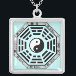 För TrigramsYin-Yang för kines åtta hänge symbol Silverpläterat Halsband<br><div class="desc">Balansera energi,  och brafeng-shui är med dig,  wherever du går med denna gåva av det silveryin-yang symbolet som cirklas av de åtta trigramsna. Please klickar "skräddarsy den" knäppas för att ändra bakgrundsfärg,  ie: vit grått,  tänder - lilor ... ..,  av detta föregående beställa för hänge som passar din smak.</div>