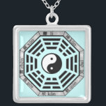 För TrigramsYin-Yang för kines åtta hänge symbol Silverpläterat Halsband<br><div class="desc">Balansera energi,  och brafeng-shui är med dig,  wherever du går med denna gåva av det silveryin-yang symbolet som cirklas av de åtta trigramsna. Please klickar "skräddarsy den" knäppas för att ändra bakgrundsfärg,  ie: vit grått,  tänder - lilor ... ..,  av detta föregående beställa för hänge som passar din smak.</div>
