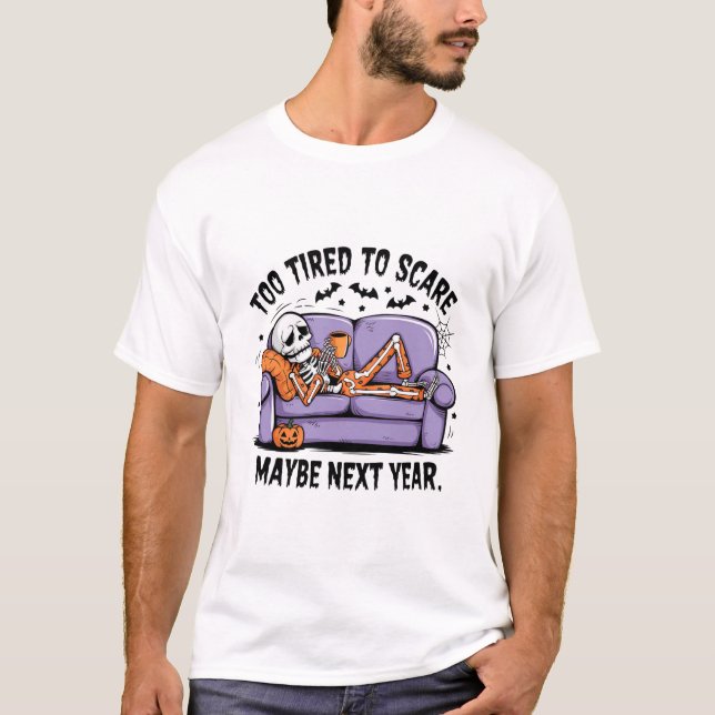 För trött för att Skrämma" Funny Skeleton på Couch T Shirt (Framsida)