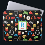 För videospelparty för ungar Monogrammed Gamer för Laptop Fodral<br><div class="desc">För videospelparty för ungar Monogrammed fodral för bärbar dator för Gamer för mönster. Personifiera med namn och märka med sina initialer. Ett mönster av hörlurar,  videospelkontrollanter,  glass,  donuts,  pizza,  fransksmåfiskar och hamburgare. www.SamAnnDesigns.com</div>