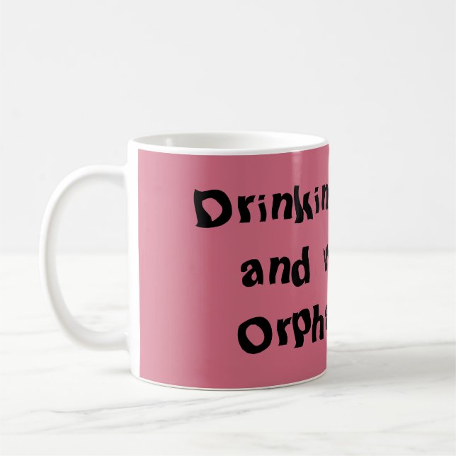 Föräldralös svart som dricker min chai och håller kaffemugg (Vänster)