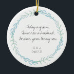 Föräldrar till Groom Ornament Gift - Beach Blue<br><div class="desc">Enkelt och söt keepsaké "föräldrar till brudgummen" prydnadsgåva. Teckningen är enkel och elegant med en andedräkt av naturliga blåsor och gröntar,  medan texten är från hjärtat. En bög,  enkel,  naturlig vibe,  underbarare gåva till ge sina föräldrar dagen före bröllop eller på själva bröllopsdagen!</div>