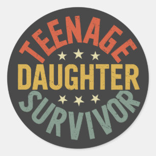 Föräldraren Teenage Dotter Survivor Funny Mamma Pa Runt Klistermärke
