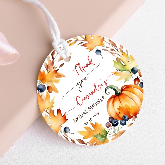 Förälsad krans med pumpablad bröllopsfest gåvor etiketter (Fall in love autumn themed bridal shower favor gift tag pumpkin leaves berry wreath favor gift tags)