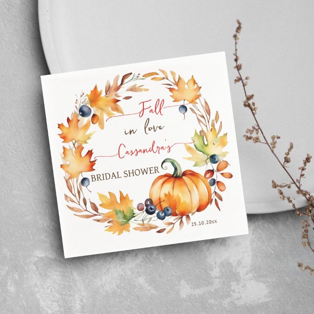 Förälska dig krans med pumpablad bröllopsfest pappersservett (Fall in love bridal shower tableware personalized napkins pumpkin and yellow leaves berry wreath)