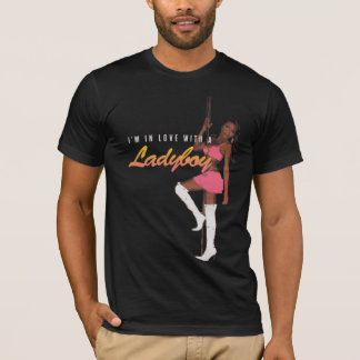 Förälskat med en Ladyboy T-shirt