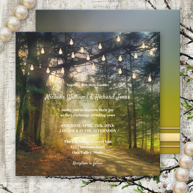 Förändrad Forest Träd String Ljus Bröllop Inbjudningar (A magical wedding invitation with an enchanted forest and string lights)