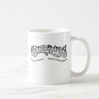 Forar drar tillbaka i den Grand Rapids muggen Kaffemugg