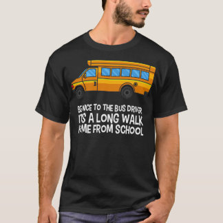 Förare av buss som kör en skola i buss t shirt